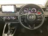 【ハンドル】運転にかかわる様々な操作を安全に行えるように視点移動が少なく操作性に配慮されたスイッチ類が凝縮されたコックピットです。