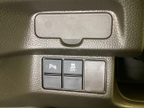 VSA装備車です。VSAはドライバーの操作と車の動きを見守っています。もし車の挙動が乱れたとき、4輪別々にブレーキをかけたり、エンジンパワーをしぼることによって車を安定させます。