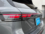 ダイナミックターンインジケーター付きLEDテールランプ。ウィンカーの光が流れるように点滅、後続車からの視認性が高まり、万一の追突の危険性を軽減。