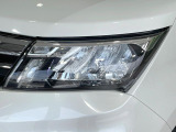 【LEDヘッドライト】悪天候や夜間走行時も良好な視界を確保し安心して運転できる高輝度LEDヘッドライトを装備!点灯速度が早く、消費電力も抑えられています。
