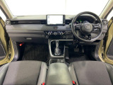 ドライバーを包み込むように、ディスプレーやスイッチ、コンソールを配置。座った瞬間から運転への期待が。空間そのものの心地よさにこだわっています。
