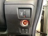 【助手席側パワースライドドア】です。リモコンや運転席のスイッチ操作で楽々自動開閉。スマートキーをポケットやバッグに入れたままで、キーを差し込むことなくボタンを押すだけでエンジンが始動します。