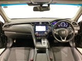車内は光触媒抗菌消臭施工済です。スタイリッシュなデザインでスポーティなインパネ周りを演出します。グローブボックスやカップホルダーのほかにトレーなどたくさんの収納スペースが付いています。
