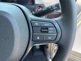 【クルーズコントロール】アクセル操作なしで一定速度を保つ機能。先行車との距離を自動調整する追従型が主流で、高速走行時の疲労を劇的に軽減します。長距離移動が多いお客様への商談では必須の快適装備です。