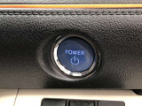 エンジンスタートスイッチです。キーが車内にあれば、エンジンの始動や停止はスイッチを押すだけ!キーを取り出す手間を省き、ワンプッシュで操作できるので簡単でスムーズです。