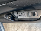 電動格納式リモコンドアミラーと、パワーウィンドウスイッチ等は運転席ドアにあります。