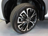 タイヤ・ホイールまでキレイに洗浄!215/50R18タイヤ&18インチ純正アルミホイール