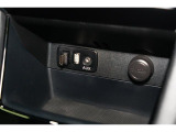 小物の収納に便利なセンタートレイには携帯等のデバイスの充電可能なUSB出力電源付です。