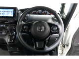 運転中もハンドルでの操作が可能です。特に高速道路等の目が離せない運転時には、便利さだけでなく、安全性も兼ね備えております。