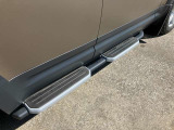 【フィックスドサイドステップ】ディーラーOP￥266,530-車両への乗り降りを助け、ルーフへの荷物の積み込みを容易にします。オフロードスタイルを際立たせます。