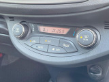 【オートエアコン】一度お好みの温度に設定すれば、車内の温度を検知し風量や温度を自動で調整。暑い&hellip;寒い&hellip;と何度もスイッチ操作をする必要はありません。快適な車内空間には必須の機能ですね♪