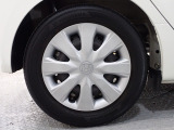 ホイールは車のデザインにマッチした専用タイプです。