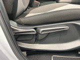シートハイトアジャスターが付いているので運転姿勢を調整するのに便利ですね。身長に合ったシートポジションは安全運転や疲労軽減にもつながります。