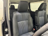 高いホールド性で運転姿勢が安定します。長距離ドライブでも疲れにくいのが魅力です。