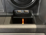 充電用USBジャックを2個装備!iPhoneはもちろん少しアンペアが高めのiPadも充電することが出来ます(運転しながら充電できます)