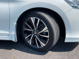 スタイリッシュな純正アルミホイール 235/45R18★