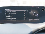 こちらのお車には先進安全装備が多数搭載されています。衝突被害を回避あるいは軽減するためのブレーキや、後方死角からの接近警報、車線逸脱を防止する警報装置など、詳しくはスタッフまでお尋ねください。