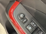 狭い駐車場で便利な電動格納ドアミラーが付いています。