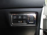 電動リアゲート、パーキングセンサーなどのスイッチは、運転席から手の届きやすい位置にコンパクトにまとめられています。