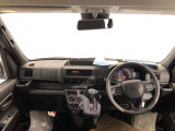 シンプルながら機能性あふれる運転席廻りです。視界性もよく、運転しやすいですよ。
