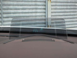 運転視界の遠方上方に虚像を投影することで前を見ながら情報の視認ができます。本当にドライバーが必要な情報を適切に伝え、楽しんで頂くことを考えた新世代装備です。※虚像は1.5m前方に浮かぶイメージです。