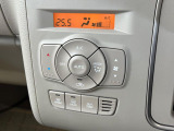 【オートエアコン】一度お好みの温度に設定すれば、車内の温度を検知し風量や温度を自動で調整。暑い&hellip;寒い&hellip;と何度もスイッチ操作をする必要はありません。快適な車内空間には必須の機能ですね♪