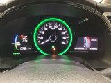 ハイブリット車専用のメーターです。中央のスピードメーターより左右のサブデスプレイで燃費や動力伝達などの情報が見れるようになっています。