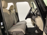 女性でも運転がしやすいように、シートの高さ調整機能(シートリフター)がついています。運転席と助手席の間が空いている為、助手席側への移動がスムーズです。交通量の多い道でも助手席側から乗り降りができます。