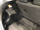 コンパクト―カーでも室内は広々なんです。通勤・お買い物など、スイスイ走ってくれます。駐車場へもラクラク駐車ができますよ。