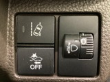 ハンドルの右側にはヘットライトリベライザーとHondaセンシング用の路外逸脱抑制機能のオンオフスイッチがついています。ヘッドライトリベライザーは道路状況や積荷の加重に応じてライトの高さを調節できます。