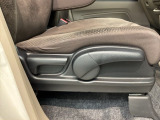 シートハイトアジャスターが付いているので運転姿勢を調整するのに便利ですね。身長に合ったシートポジションは安全運転や疲労軽減にもつながります。