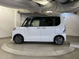 助手席側は電動スライドドアになってます。運転席やキーのリモコンで開閉できるので手が塞がっていても楽に積み降ろし出来ますよ。