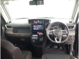 デザインもよく、居心地のよい運転席ですね。分かりやすいスイッチ類ですから操作もしやすく運転をサポートします。ぜひご来店いただき、実際にお座りいただいてステアリングを握ってみてください!