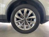 215/55R17タイヤにStyleDesignPackage専用アルミホイールを装着。