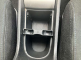 手の届きやすいセンターの位置に設置されたドリンクホルダー