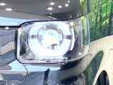 【LEDヘッドライト】悪天候や夜間走行時も良好な視界を確保し安心して運転できる高輝度LEDヘッドライトを装備!点灯速度が早く、消費電力も抑えられています。