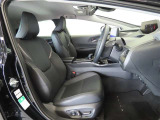 高いホールド性で運転姿勢が安定します。長距離ドライブでも疲れにくいのが魅力です。快適なドライビングライフをお送りください♪