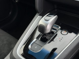 ハイブリッド車特有の小型セレクトノブは軽いタッチでスマートに操作できます!