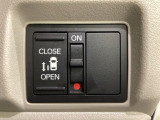 左側電動スライドドアは運転席からでも操作ができるように、ハンドル付近に開閉の操作スイッチが付いています。