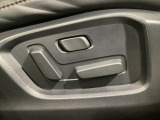 運転席にはパワーシートを装備!シート位置を記憶するメモリー機能付きなのでご夫婦で2名分セットすると便利です♪