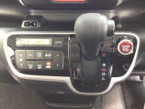 オートマチックシフトレバーは、手になじみ操作しやすい形状で安全運転にもつながります♪