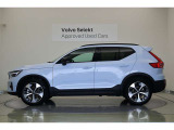 ロードクリアランスの大きなXC40は乗員の着座位置が高く、視界が良好です。また、着座位置の高さは安心感につながり、ストローク量の大きいサスペンションにより悪路でも快適な乗り心地を確保できる利点もあります。