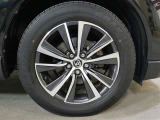 タイヤサイズは225/60R18になります。