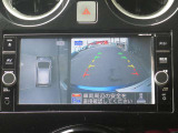 【アラウンドビューモニター】上空から見下ろしているかのような映像を映し出して、スムースな駐車をアシストします。