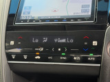 オートエアコンは運転席側と助手席側でそれぞれ自由に温度設定ができます。冬でも快適にドライブできるシートヒーター付きです。