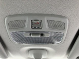 天井には、お客様のクルマを24時間365日しっかりサポートする【スズキコネクト】のスイッチがあります。スマホで色々できて便利ですよ♪