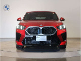 【BMWの伝統-1】BMWの特徴的な&ldquo;キドニーグリル&rdquo;は、80年以上続く伝統の形でございます。変わらないこだわりのデザインが、プレミアムブランド&ldquo;BMW&rdquo;を創り出します。