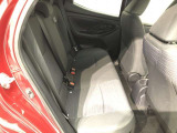【後部座席】も当然、綺麗・清潔に仕上げております。内装の綺麗なお車は気持ちが良いですし、コンディションのいい車が多いです。これもオススメの1台です。