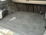 ゆったりとしたトランクルームでございます。たくさんのお荷物の車載が可能でございます。