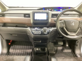 車内は光触媒抗菌消臭施工済です。スタイリッシュなデザインで暖かみのあるインパネ周りを演出します。グローブボックスやカップホルダーのほかにトレーなどたくさんの収納スペースが装備されています。
